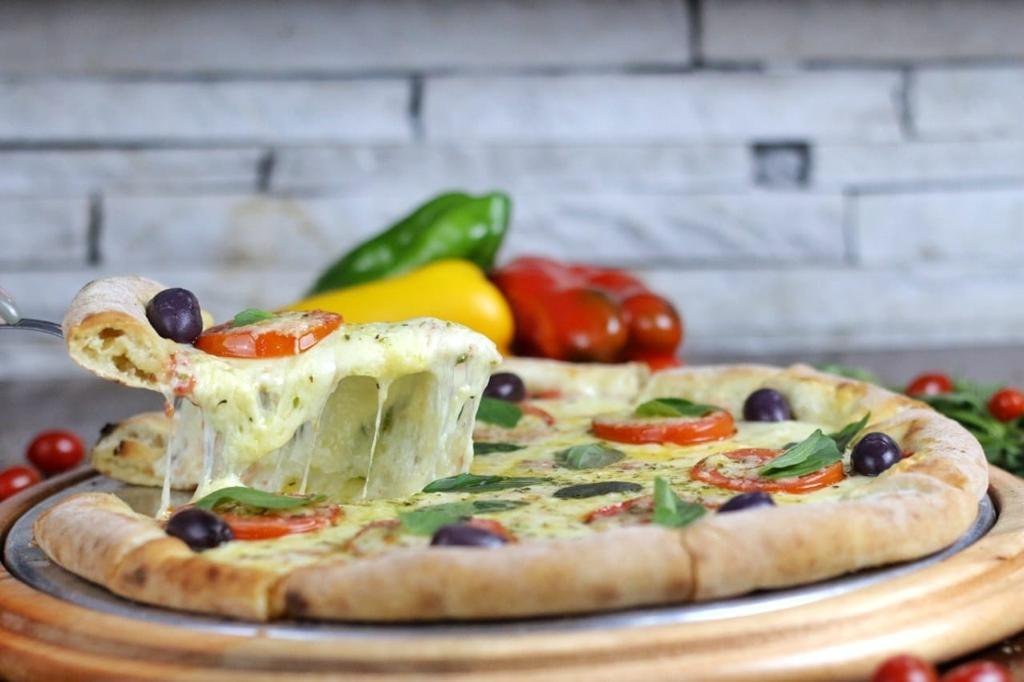 Pizza com queijo derretido
